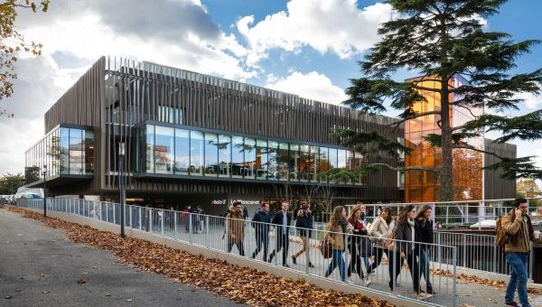 découvrez comment les collaborations entre entreprises et universités à bordeaux favorisent l'innovation, la recherche et le développement économique régional. opportunités, partenariats et avantages pour étudiants et professionnels.